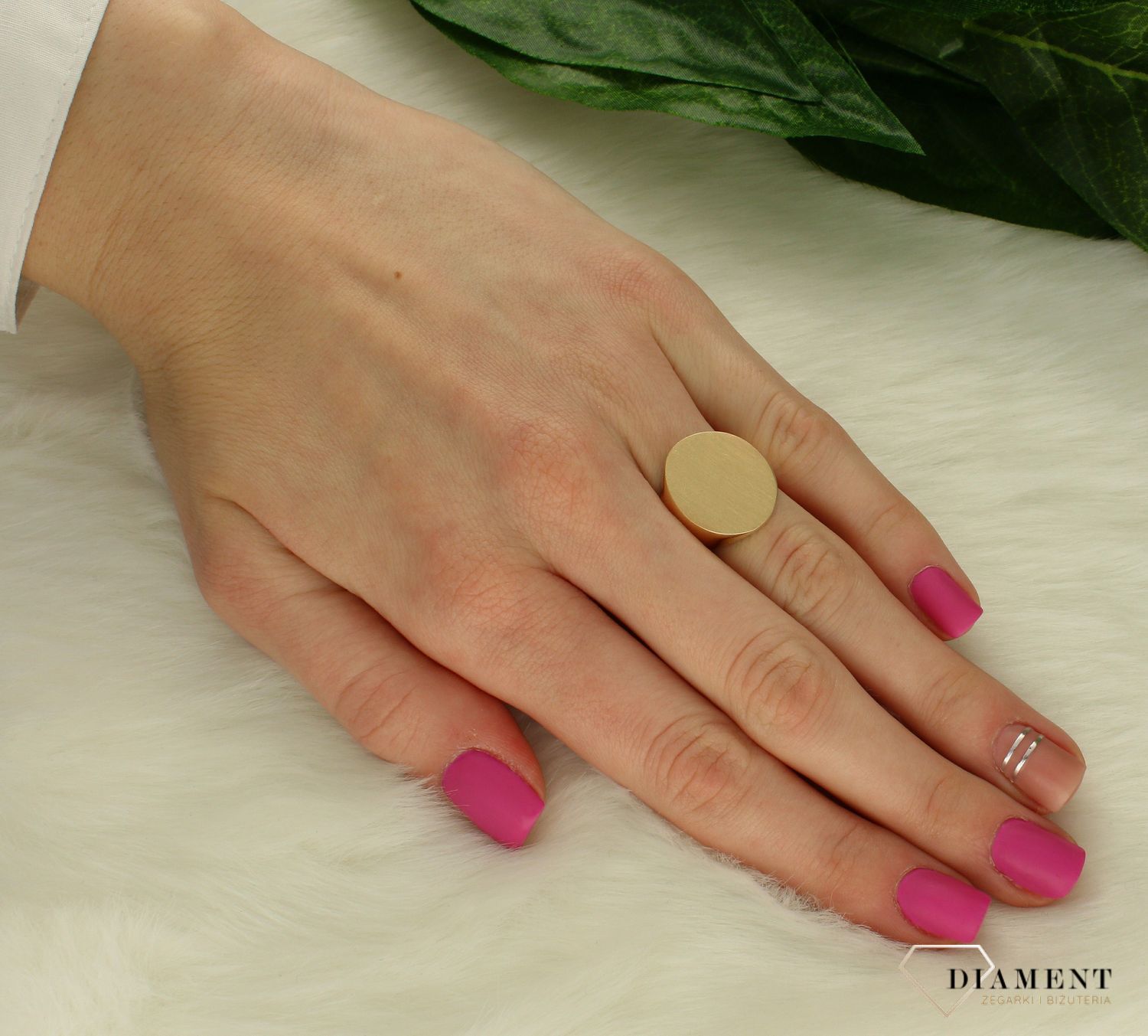 Złoty pierścionek 585 sygnet z matową górą B6OMPE3817 GN AN204620. Damski pierścionek w formie sygnetu sygnet wykonany z 16 karatowego żółtego złota z owalną, zmatowioną górą. Biżuteria idealna na wszelkie okazje (1).jpg